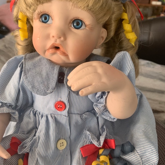 Crying Kayla Porcelain Doll. The Hamilton Collection - Picture 4 of 11
